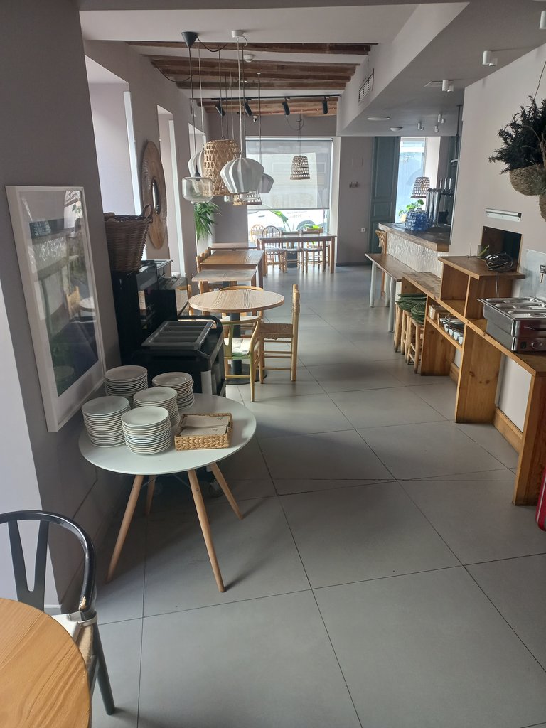 Salón con iluminación homogénea y sin zonas de sombra. Recorridos bien identificados.