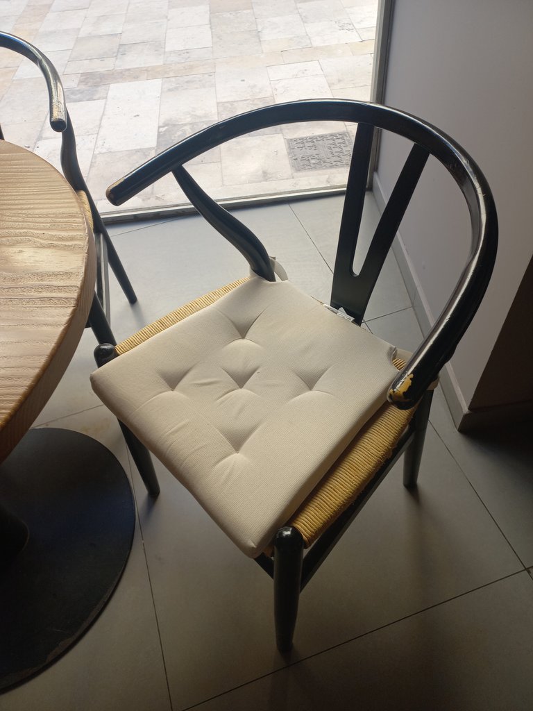 Equipamiento ergonómico. Sillas con reposabrazos y respaldo y mesas con zona de aproximación libre.