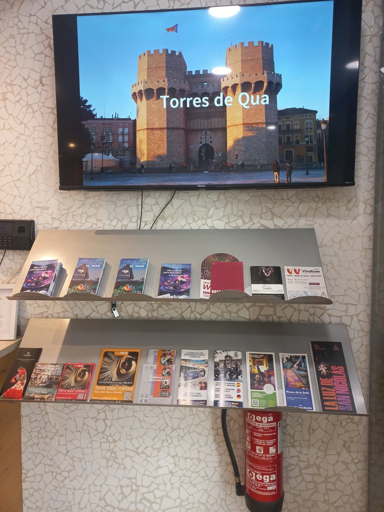 Disponibilidad de información turística a través de material impreso y pantalla digital.