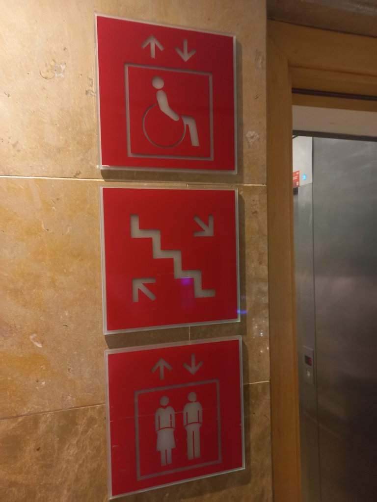 Sistema de comunicación aumentativo a través de pictogramas para orientación espacial.