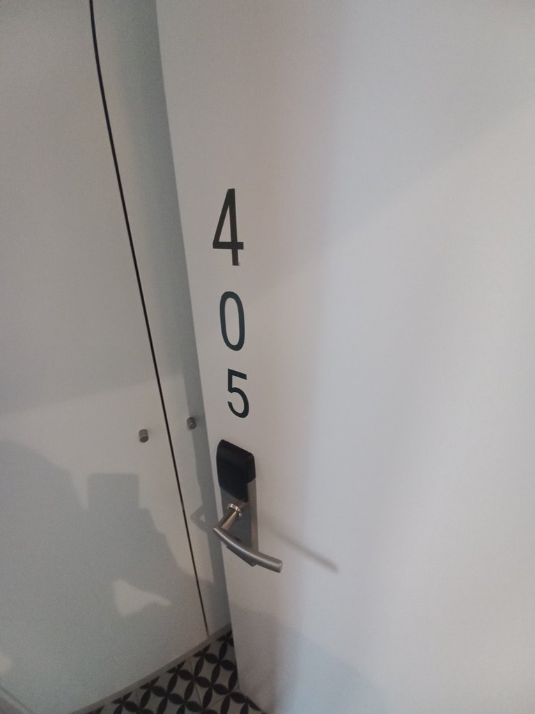 Identificación de habitaciones a través de caracteres de gran formato.