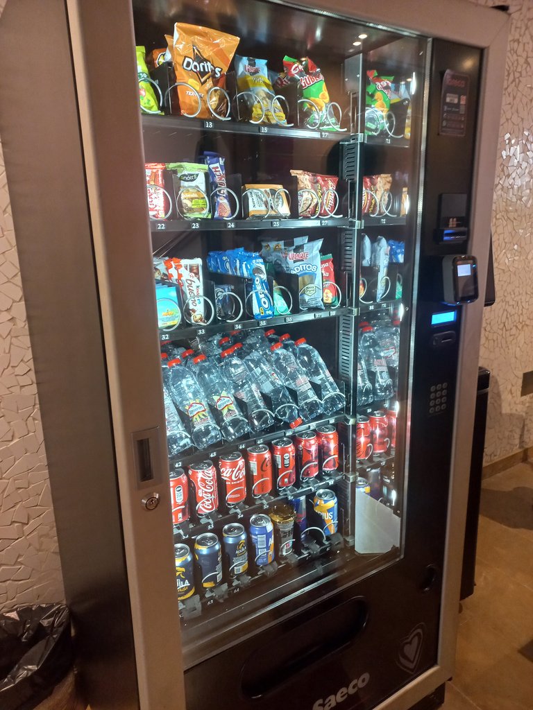 Máquinas expendedoras con altura adecuada de módulo de pago y teclado.