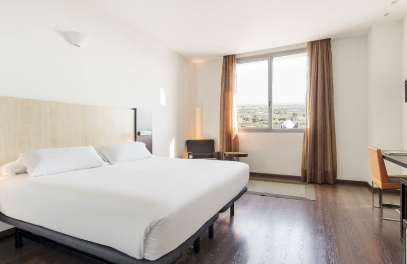 Habitación adaptada con espacio de transferencia a ambos lados