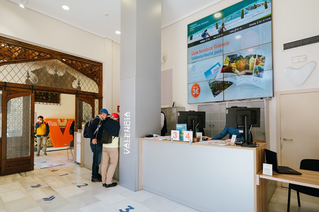 Interior de la oficina de turismo, con buena iluminación, señalización de espacios y mostrador a doble altura. FVV