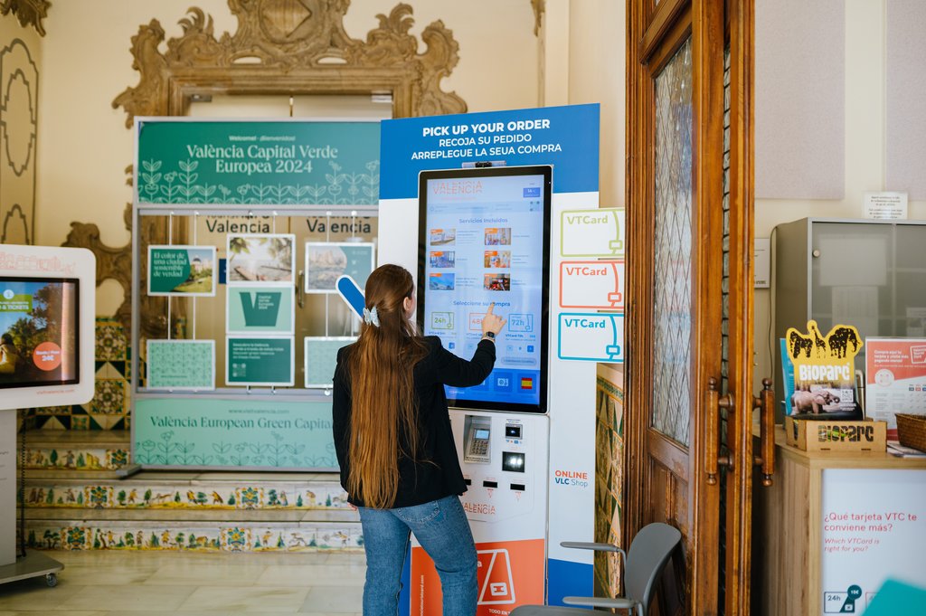 Tótem informativo en el interior de la oficina. FVV