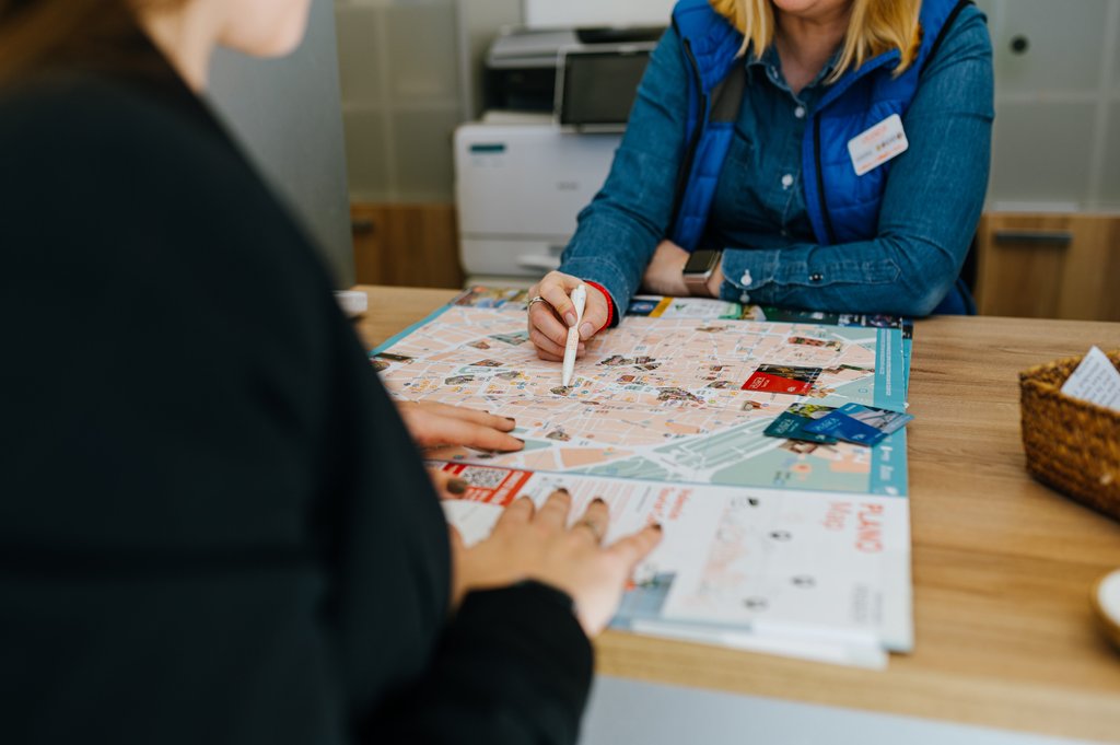 Materiales informativos y de promoción de la ciudad. FVV