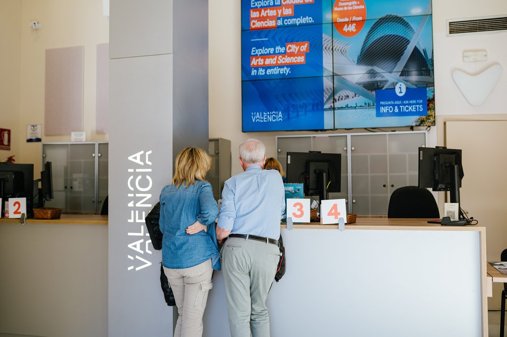 Mostrador de recepción y pantalla de proyección de audiovisuales. FVV.