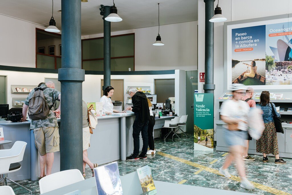 Interior de la OT con buena iluminación, espacio de descanso, señalización en el suelo y mobiliario de autoservicio de información a altura adecuada.FVV