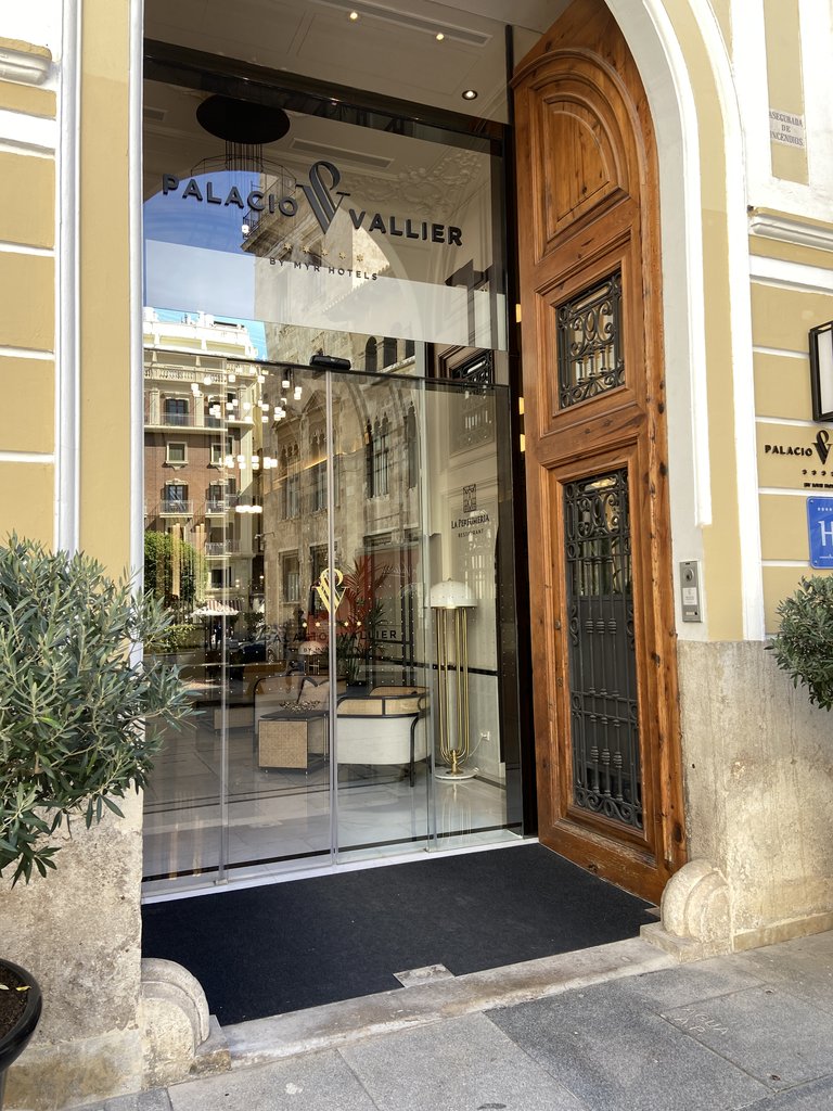 Acceso principal al restaurante por la puerta del Hotel Palacio Vallier.