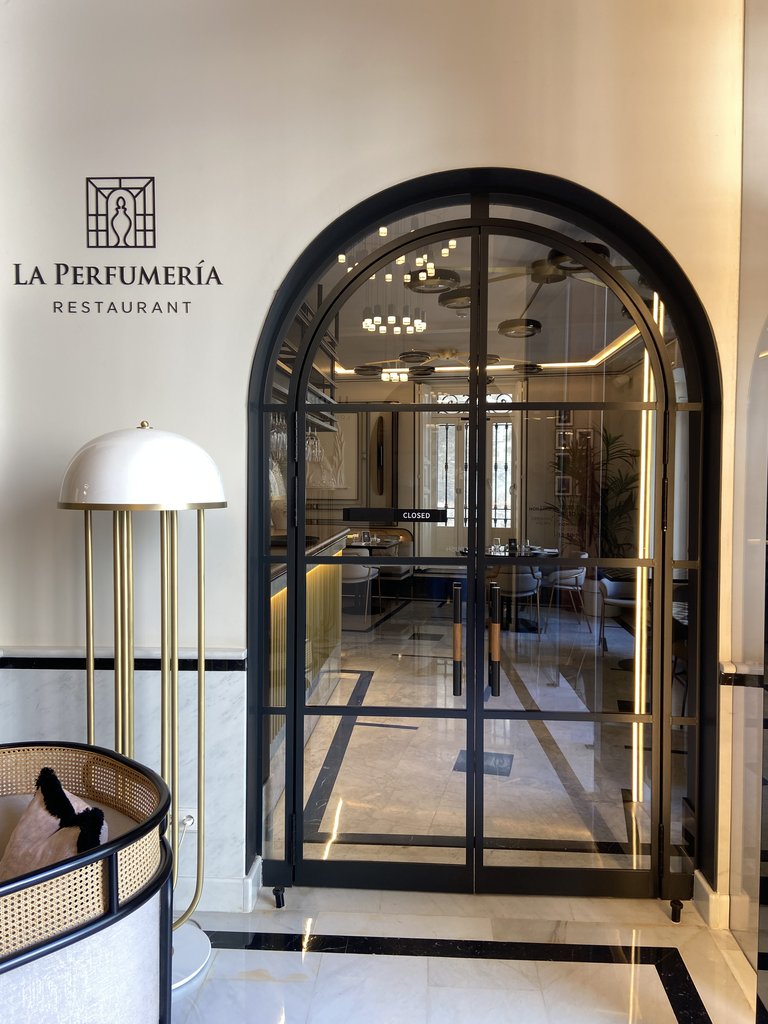 Puerta principal de acceso al restaurante, en el interior del hotel Palacio Vallier.