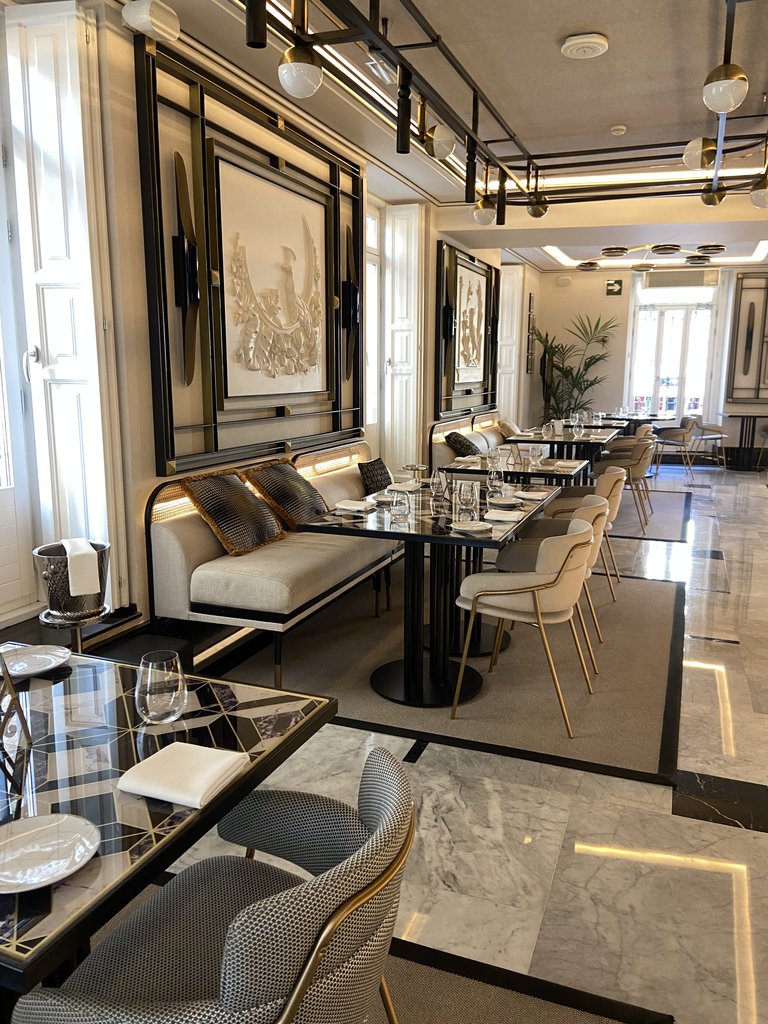 Salón comedor accesible con altura correcta de las mesas.