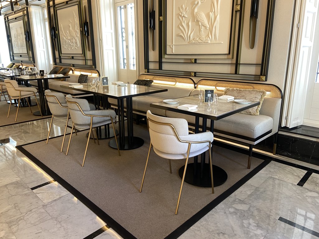 Salón comedor accesible con altura correcta de las mesas.