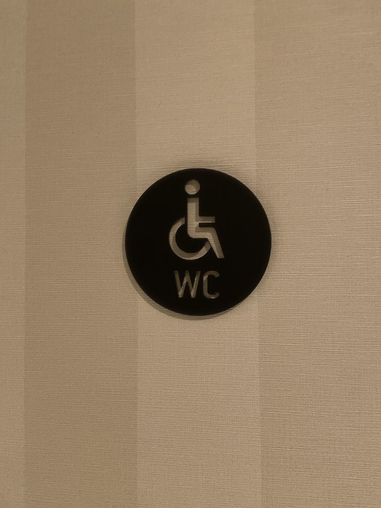 Señalización baños adaptados en baños comunes.