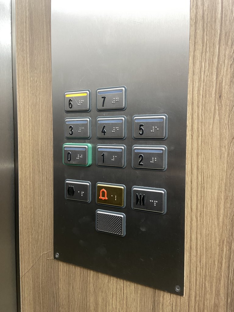 Ascensor accesible con botonera a altura adecuada y botones en braille e iluminables.