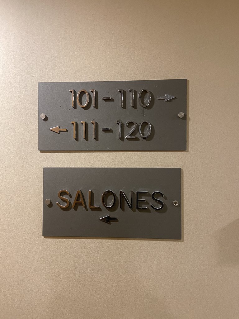 Señalización, dirección habitaciones y salones, en alto relieve.