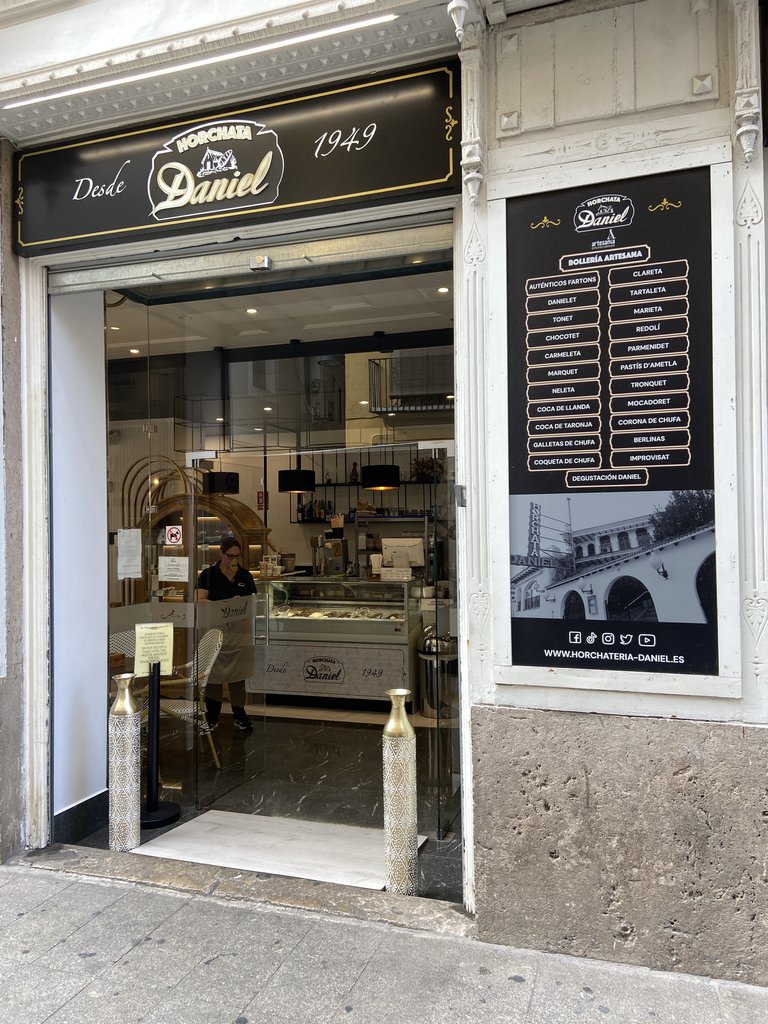 Puertas batientes de acceso al establecimiento.