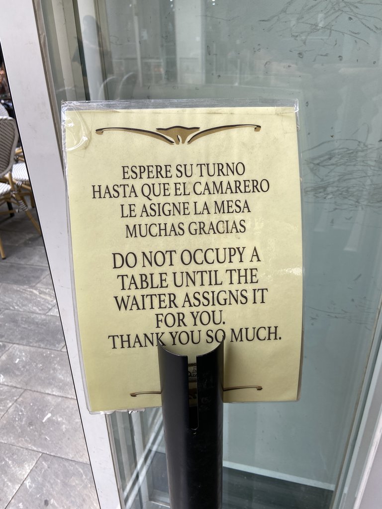Cartel informativo de espera para la atención al cliente.