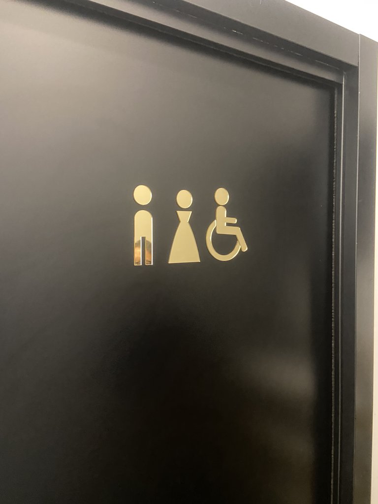 Señalización baños comunes adaptados.