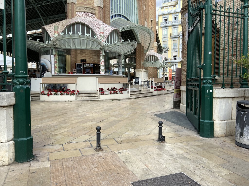 Acceso principal Mercado de Colón, donde se encuentra el establecimiento.