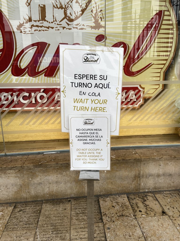 Señalización de espera a la atención al cliente en Horchatería Daniel.