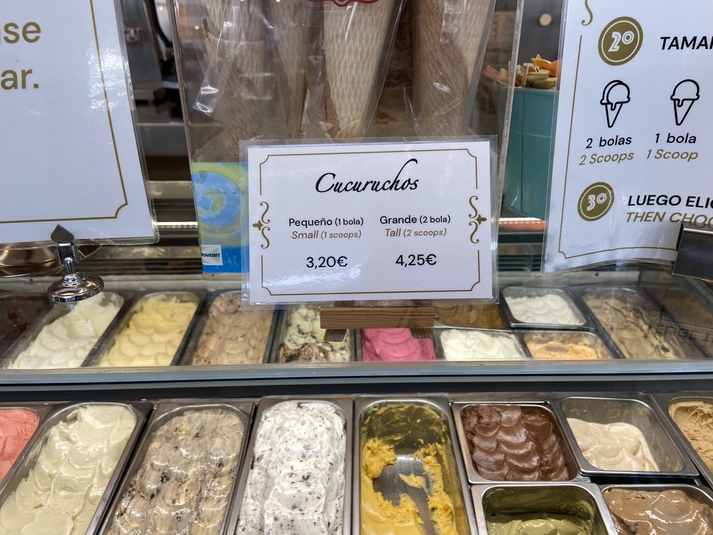 Carteles expositivos del producto y sus respectivos precios, con tamaño de fuente adecuado para su correcta visualización.