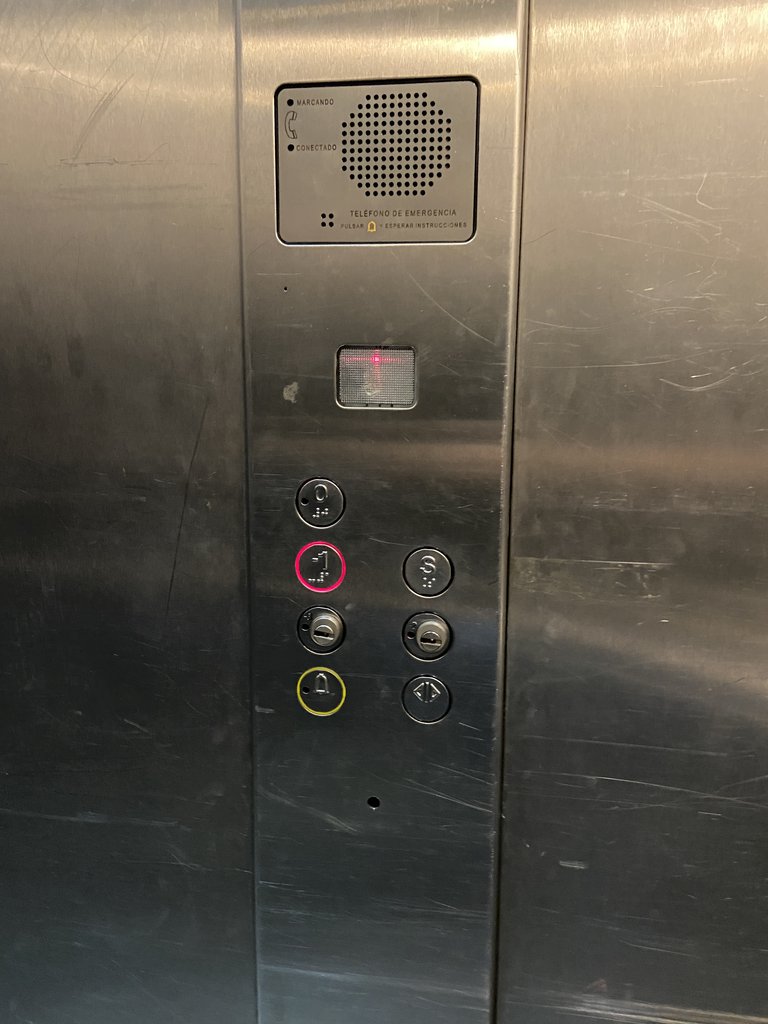 Ascensor accesible con botonera a altura adecuada, botones en braille y preparado con sistemas de avisos visuales y acústicos.