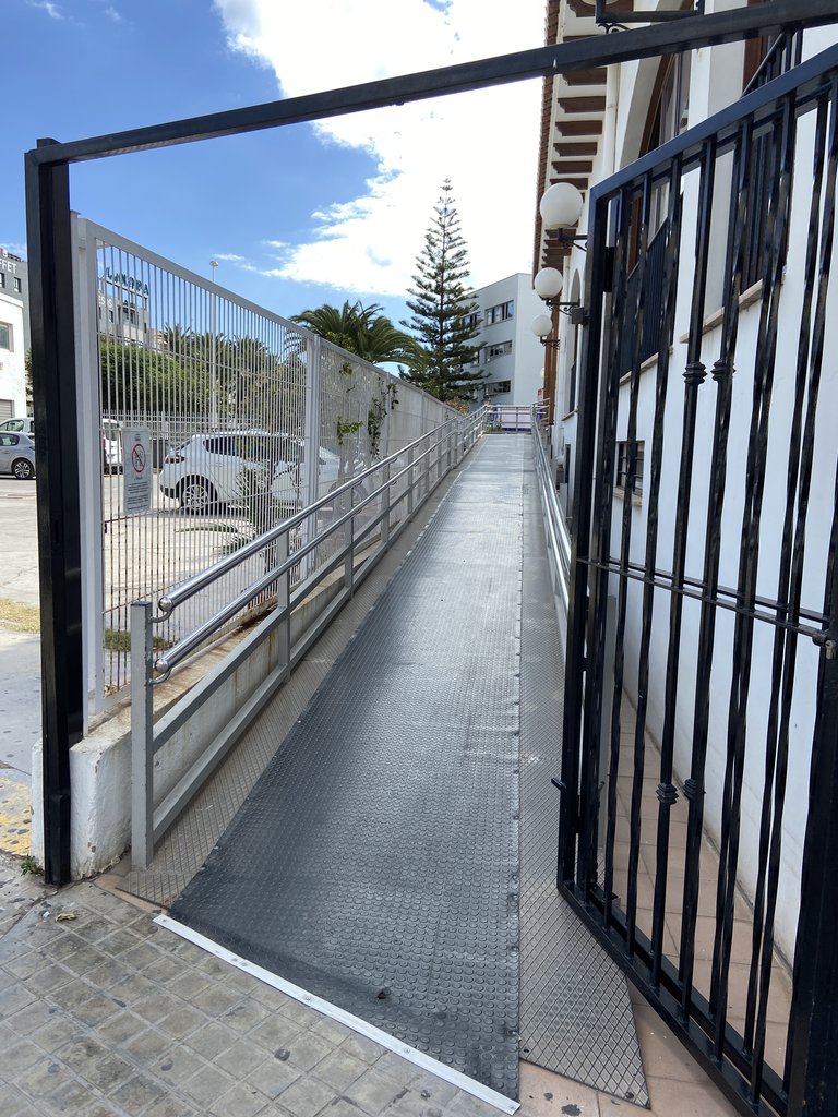 Puertas adyacentes con rampa de acceso.