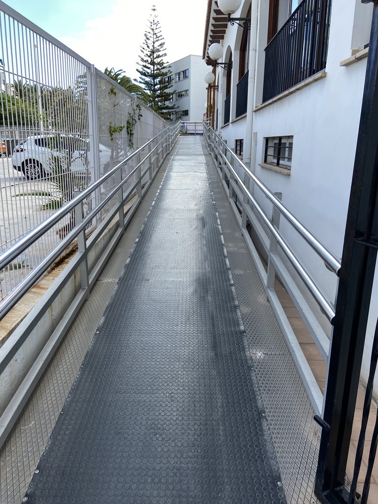 Rampa de acceso al establecimiento con barandilla de apoyo.