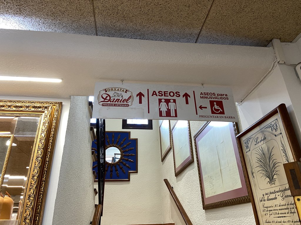 Señalización dirección baños comunes y baños comunes adaptados.