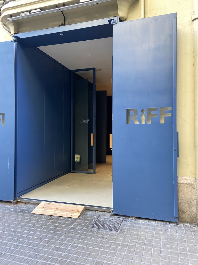 Acceso principal al establecimiento.