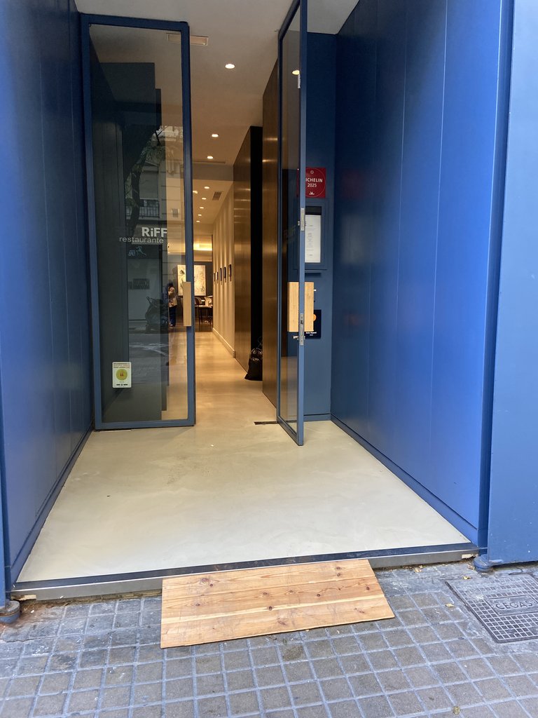 Puertas principales con rampa de acceso.