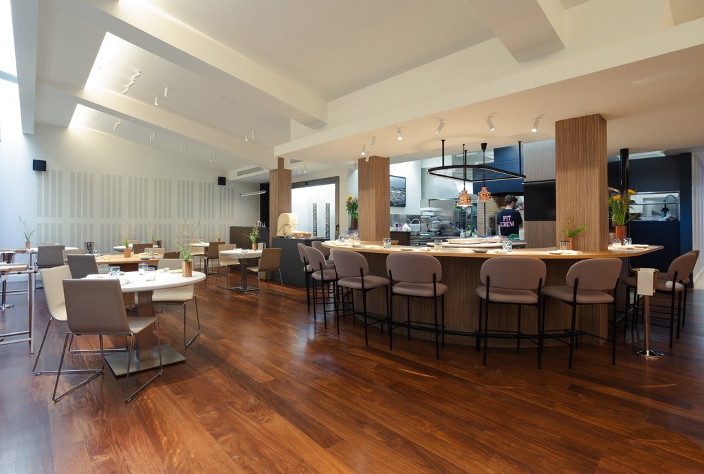 Salón comedor con una correcta iluminación,mesas accesibles y altura adecuada.