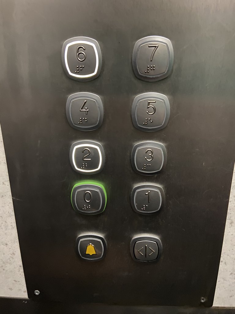 Ascensor con botones en braille.