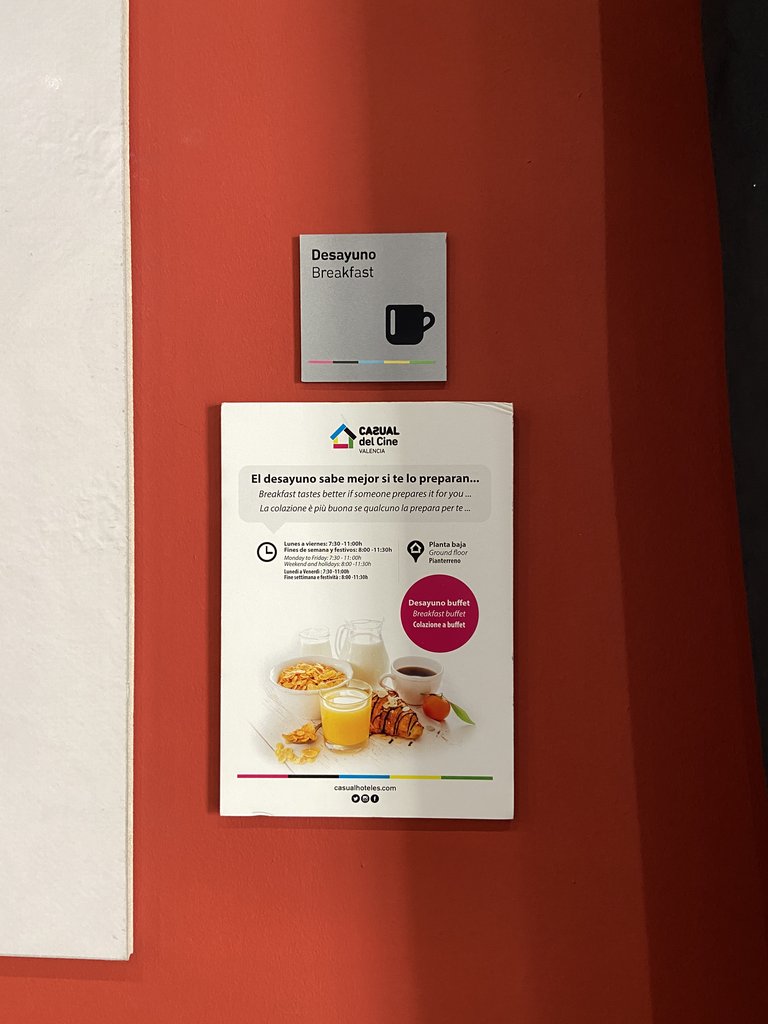 Señalización zona desayuno.