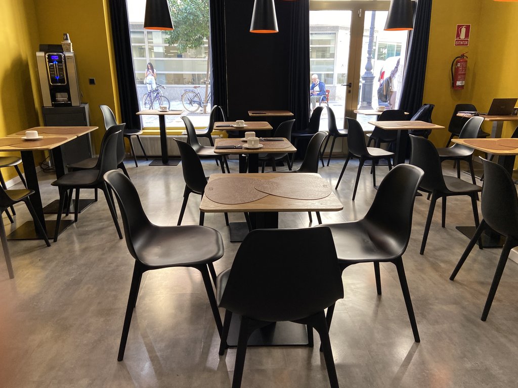 Cafetería con mesas accesibles y altura adecuada.