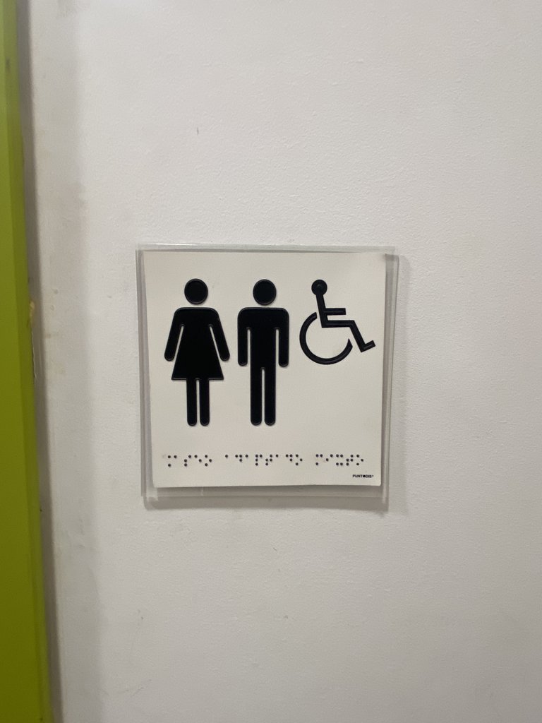 Señalización en braille, baños adaptados comunes.