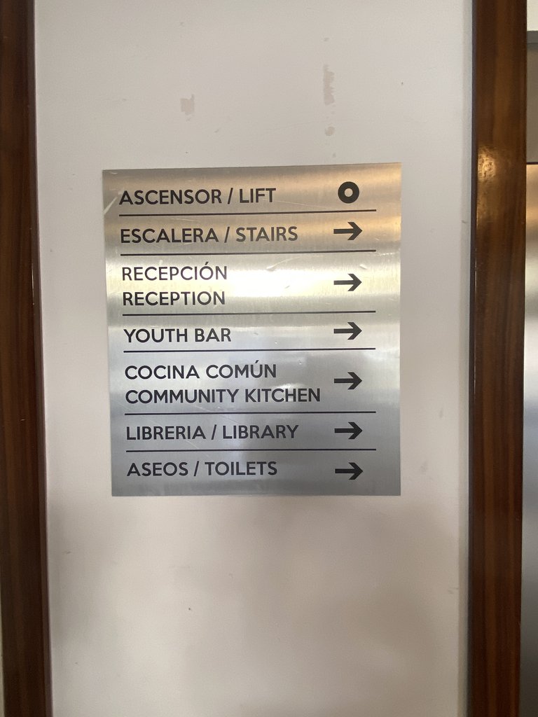 Señalización dirección distintos espacios.