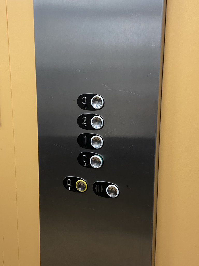 Ascensor accesible, con botonera a altura adecuada, botones en braille y preparado con avisos visuales y acústicos.