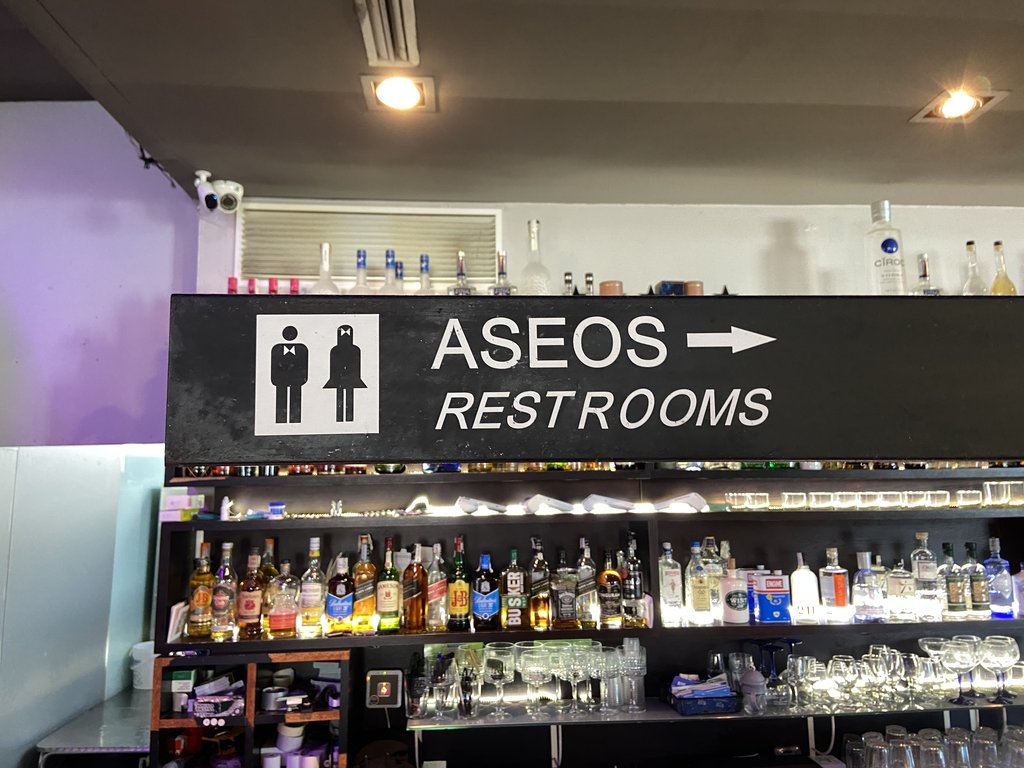 Señalización dirección baños comunes.