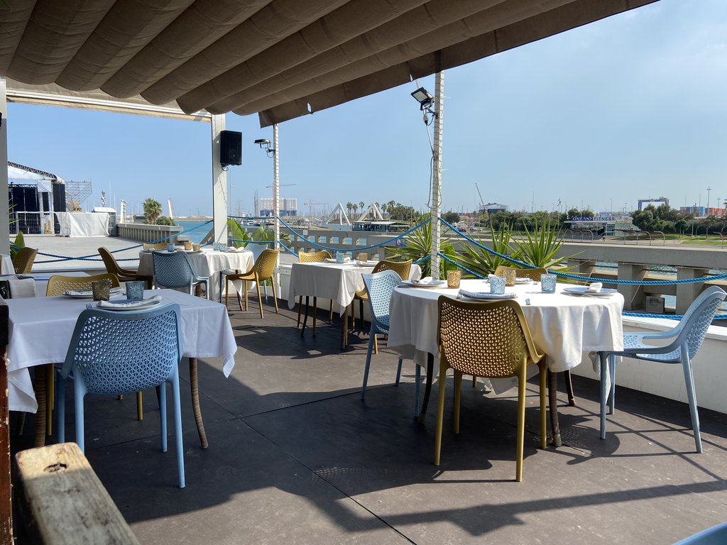 Salón comedor exterior accesible con mesas accesibles con altura adecuada