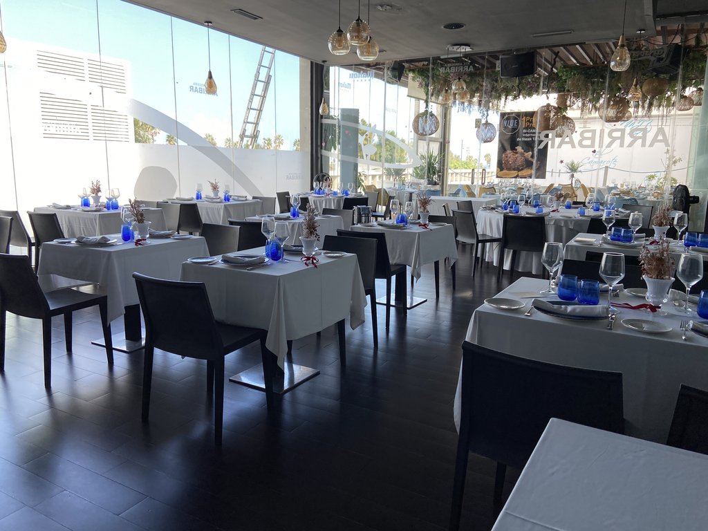 Salón comedor con mesas accesibles con altura adecuada.