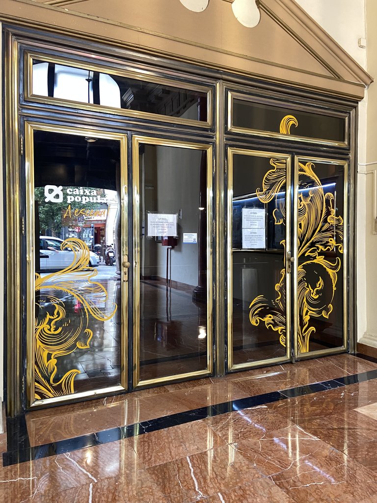 Puertas batientes de acceso al interior del establecimiento.