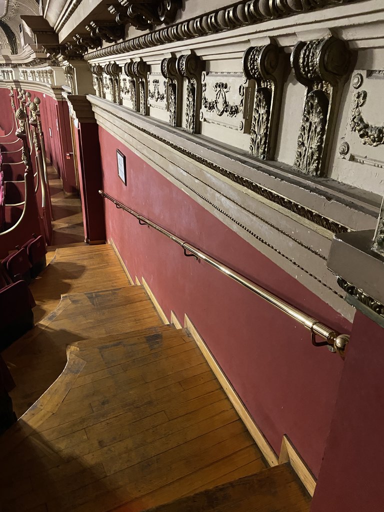 Barandillas de apoyo a lo largo del patio de butacas superior.