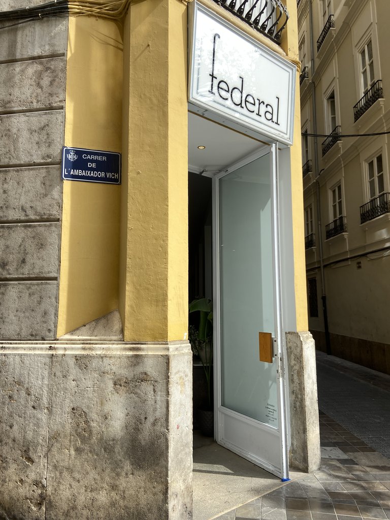 Puerta principal batiente de acceso al establecimiento.