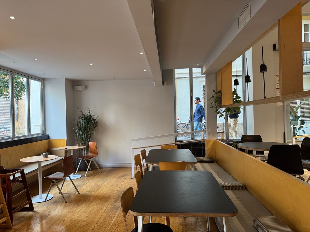 Salón comedor accesible con mesas accesibles y altura adecuada.