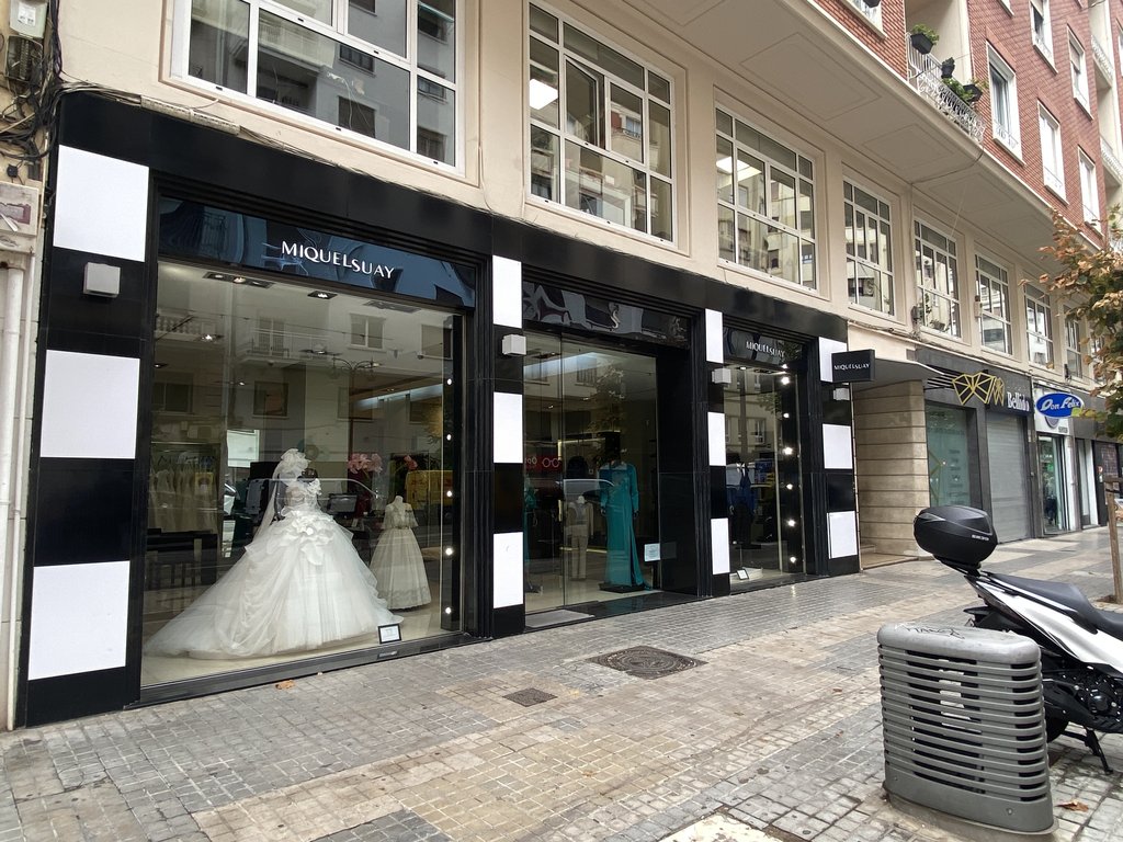 Main access to the establishment.