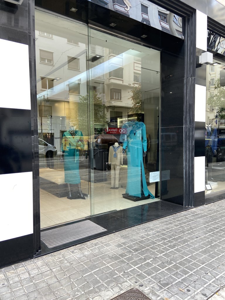 Automatic doors for establishment access.