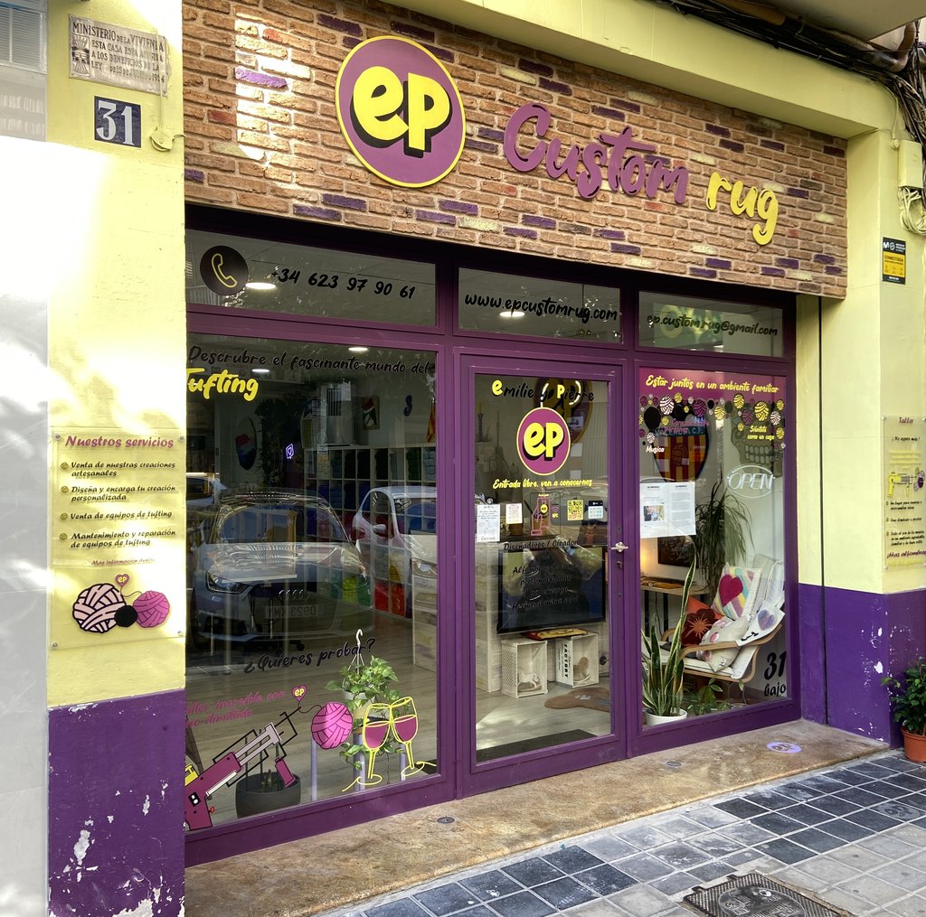 Puertas batientes de acceso al establecimiento, con un pequeño escalón que no dificulta el acceso a los usuarios con distintas necesidades.