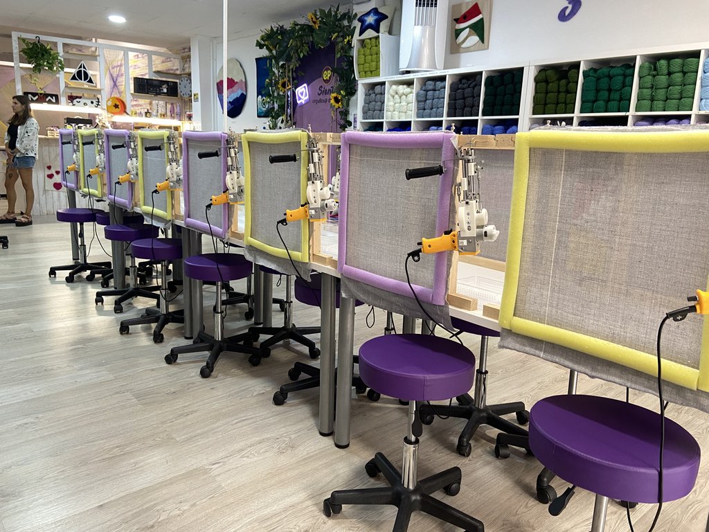 Mesas de trabajo accesibles con altura adecuada para realizar la actividad correctamente por usuarios con distintas necesidades.