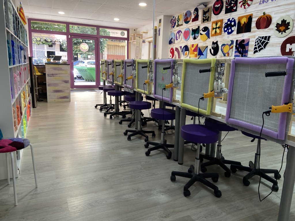 Espacio de trabajo accesible con suficiente espacio para deambular sin entorpecer la actividad.